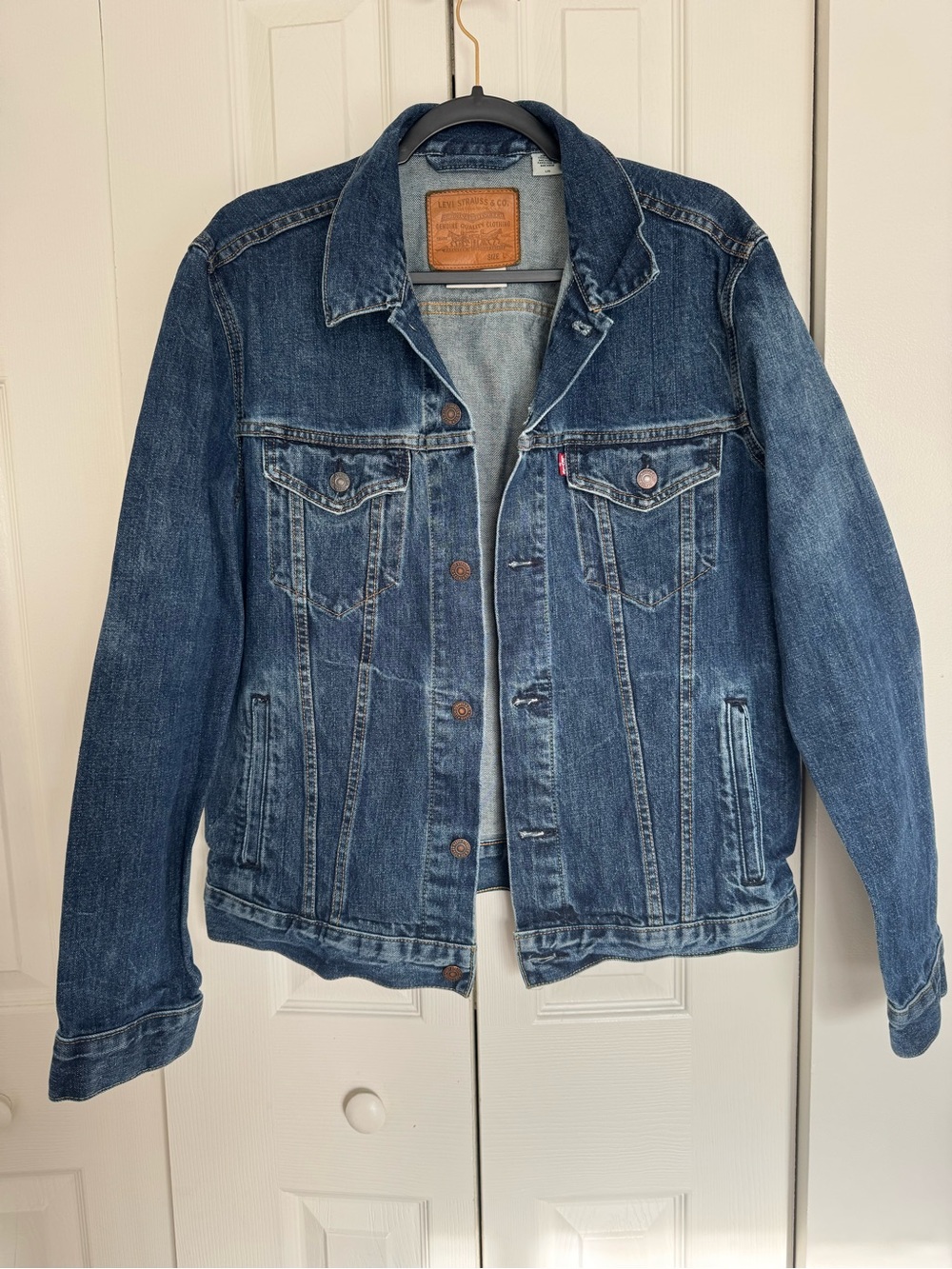 Levi's men Classic Blue Denim Trucker Jacket size large 100% cotton